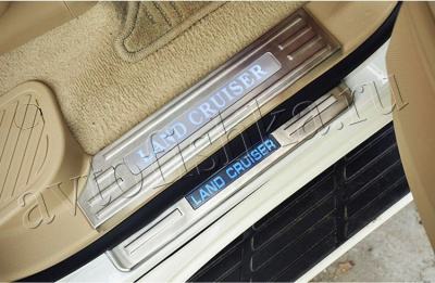 Toyota Land Cruiser 200 (08-) накладки на внутренние пороги с подсветкой, к-кт 8 шт.